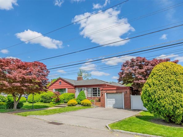 511 Milligan Lane, West Islip NY 11795