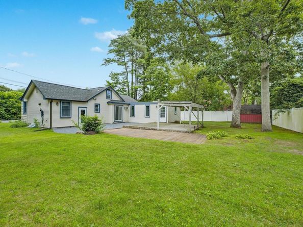 11 Rhoda Avenue, Smithtown NY 11787