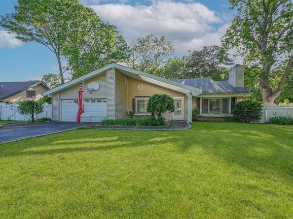 38 Glenmere Lane, Coram NY 11727