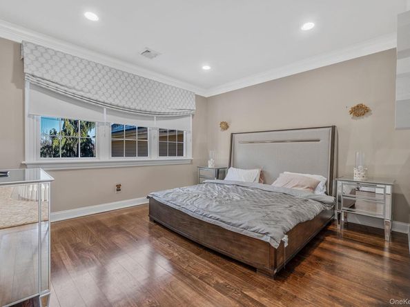 9 Vanderbilt Parkway, Dix Hills NY 11746