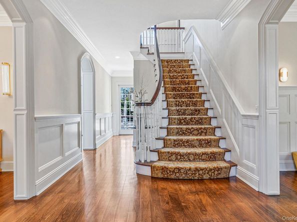 9 Vanderbilt Parkway, Dix Hills NY 11746