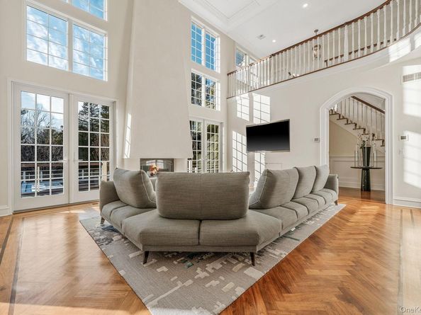 9 Vanderbilt Parkway, Dix Hills NY 11746