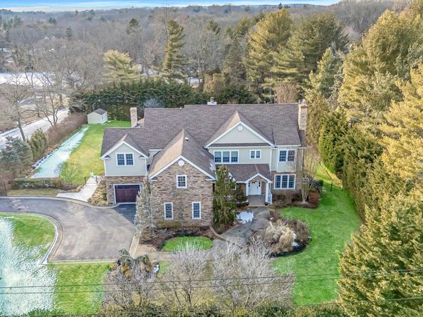 9 Vanderbilt Parkway, Dix Hills NY 11746