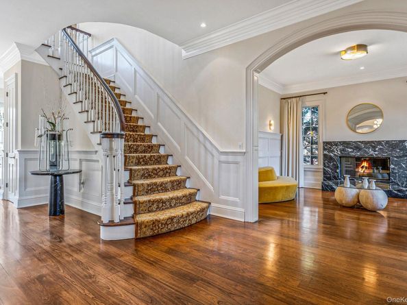 9 Vanderbilt Parkway, Dix Hills NY 11746