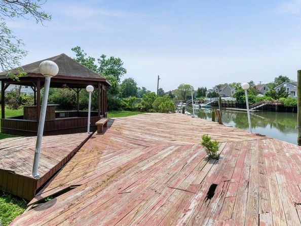 18 Oxford Road, East Rockaway NY 11518