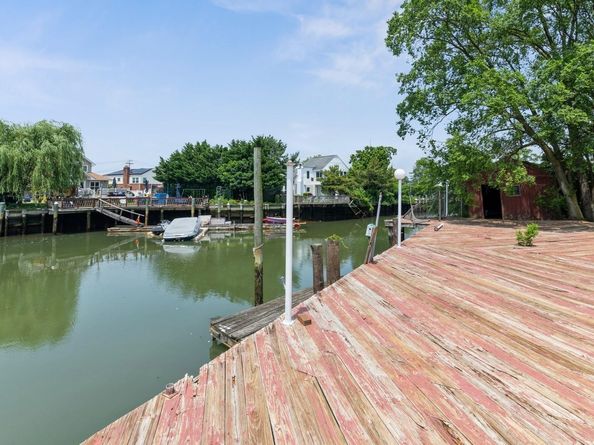 18 Oxford Road, East Rockaway NY 11518