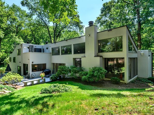 33 Mill Brook Road W, Stamford CT 06902