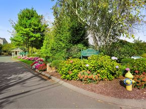 122 Paugusett Circle 122, Trumbull CT 06611