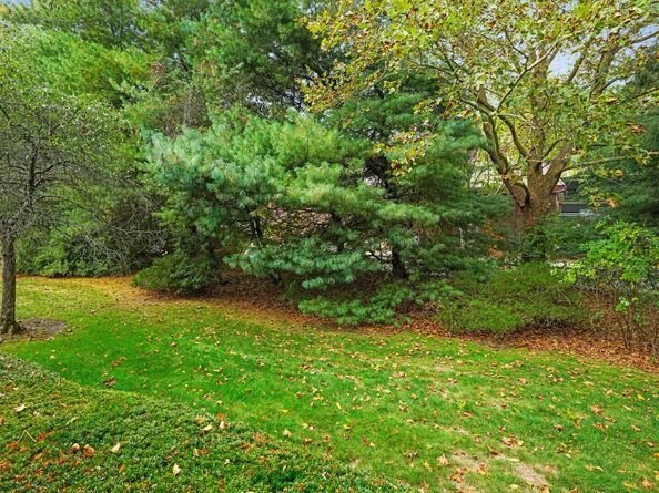 122 Paugusett Circle 122, Trumbull CT 06611