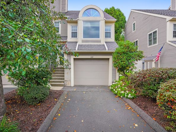 122 Paugusett Circle 122, Trumbull CT 06611