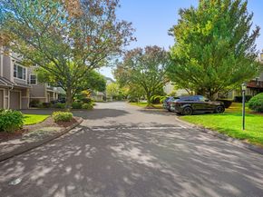 122 Paugusett Circle 122, Trumbull CT 06611