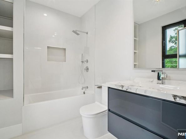 2 Connor Drive, Englewood Cliffs NJ 07632