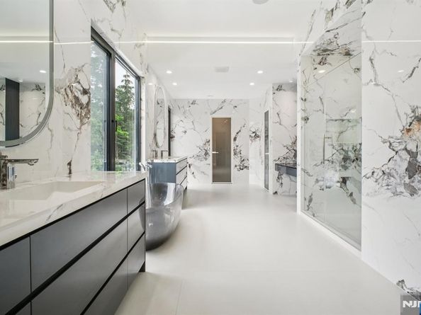 2 Connor Drive, Englewood Cliffs NJ 07632