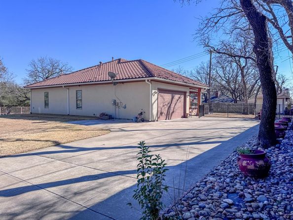 1302  Woodridge Circle , Euless Texas 76040