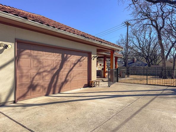 1302  Woodridge Circle , Euless Texas 76040