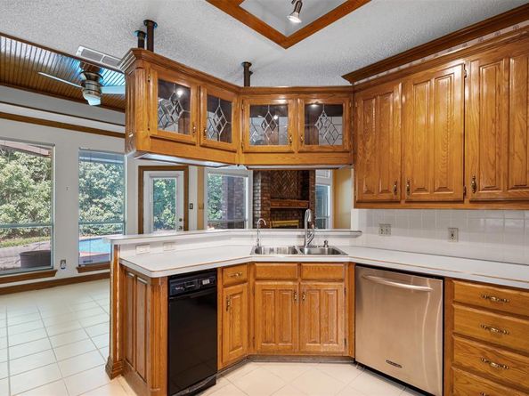 6704  Marthas Vineyard Drive , Arlington Texas 76001