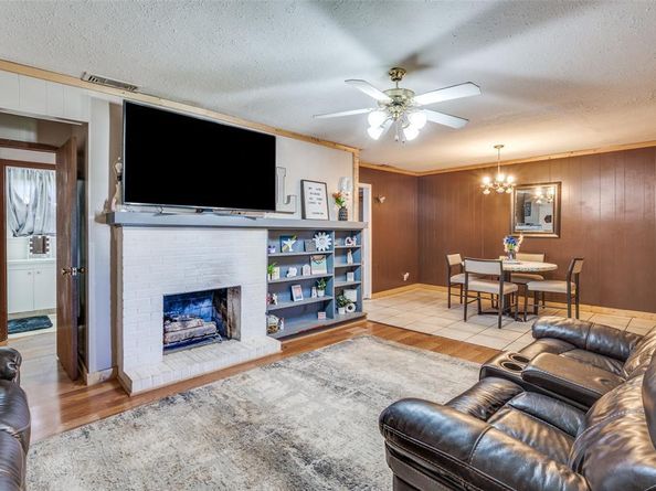 1033  Lydick Lane , River Oaks Texas 76114
