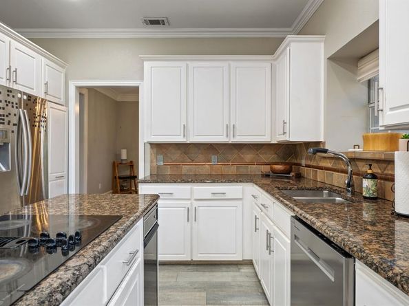 2311  Creekside Circle N, Irving Texas 75063