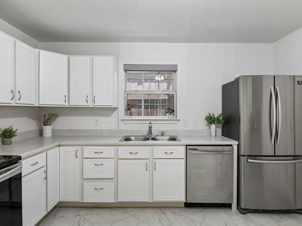 630 W Neely Street , Dallas Texas 75208