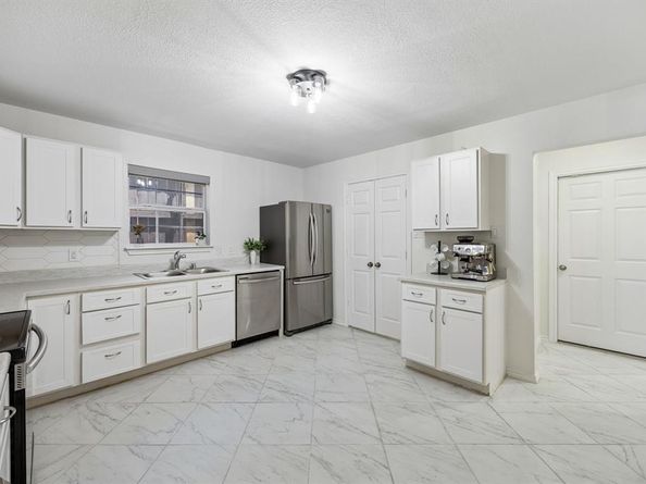 630 W Neely Street , Dallas Texas 75208
