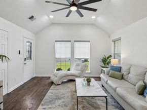 630 W Neely Street , Dallas Texas 75208