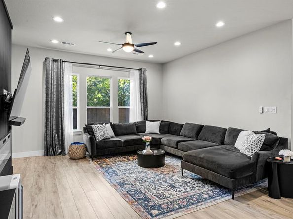 2318  Jonesboro Avenue , Dallas Texas 75228