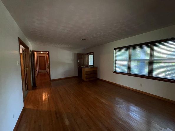 2523  Whitewood Drive , Dallas Texas 75233
