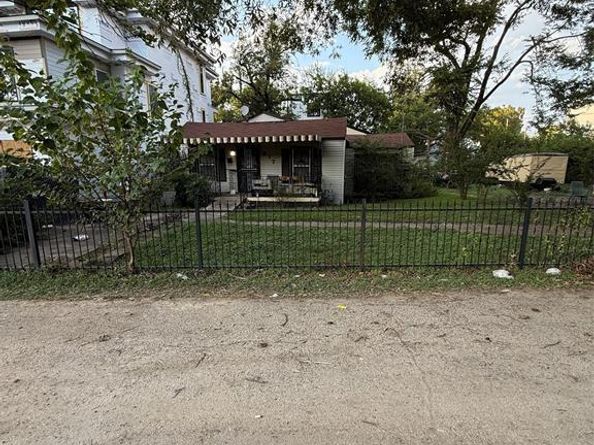 917  Walkway Street , Dallas Texas 75212