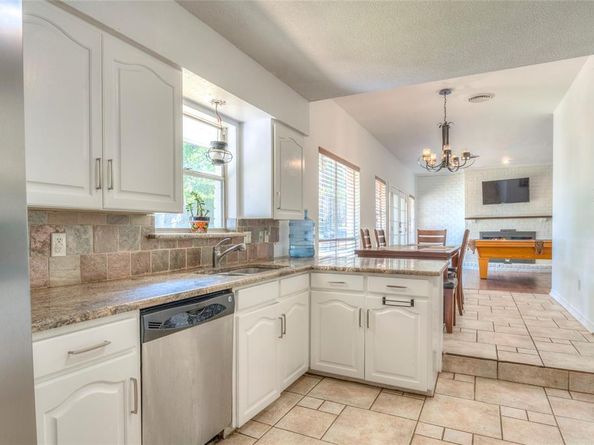 2804  Oak Cliff Lane , Arlington Texas 76012