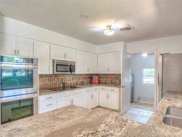 2804  Oak Cliff Lane , Arlington Texas 76012