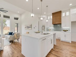 539 W Laureland Road , Dallas Texas 75232