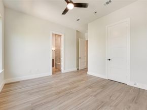 1121  Muncie Avenue , Dallas Texas 75212