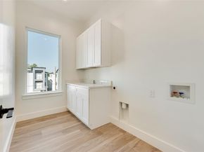 1121  Muncie Avenue , Dallas Texas 75212