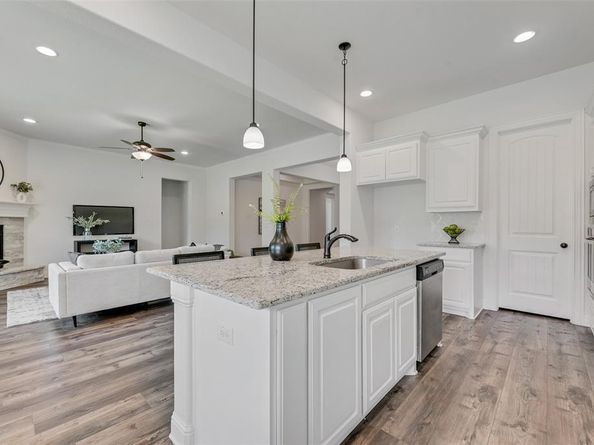 704  Toby Trail , Mansfield Texas 76063