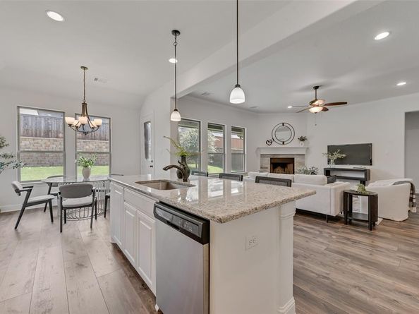 704  Toby Trail , Mansfield Texas 76063