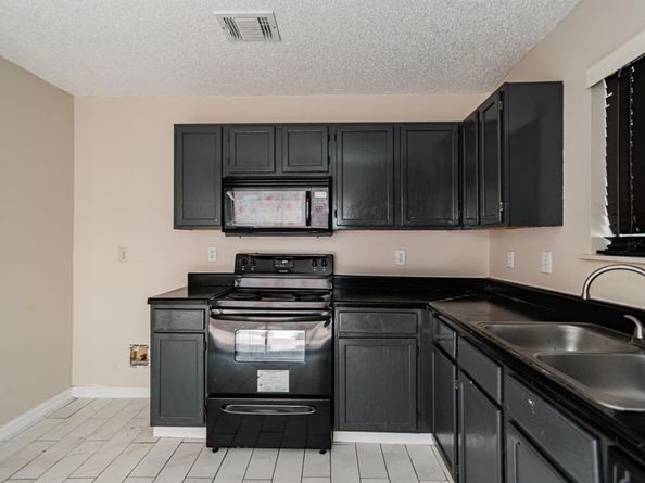 2671  Clayton Oaks Drive , Dallas Texas 75227