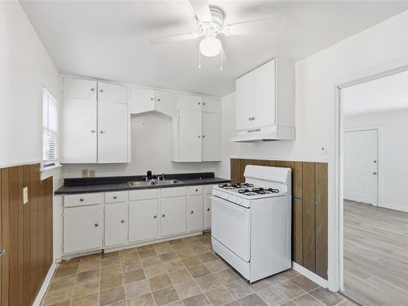 613 W Hammond Street , Lancaster Texas 75146