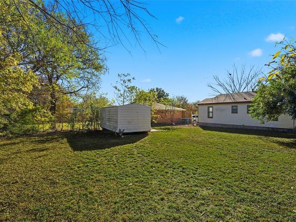 613 W Hammond Street , Lancaster Texas 75146