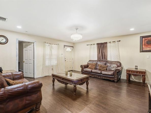 3402  Toronto Street , Dallas Texas 75212