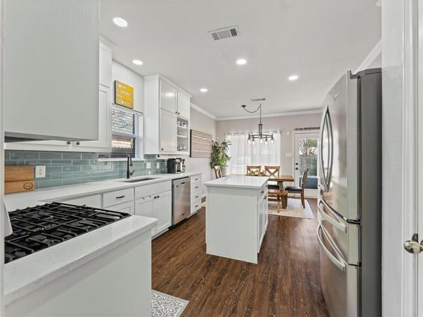 906  Parkhill Drive , Mansfield Texas 76063