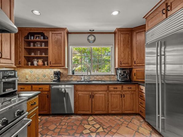 425  Crestwood Drive , Fort Worth Texas 76107
