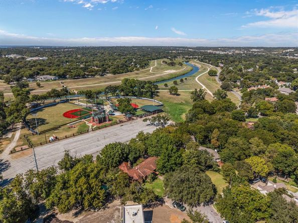 425  Crestwood Drive , Fort Worth Texas 76107