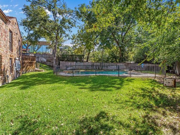 425  Crestwood Drive , Fort Worth Texas 76107