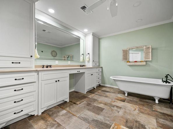5116  Hidden Oaks Lane , Arlington Texas 76017