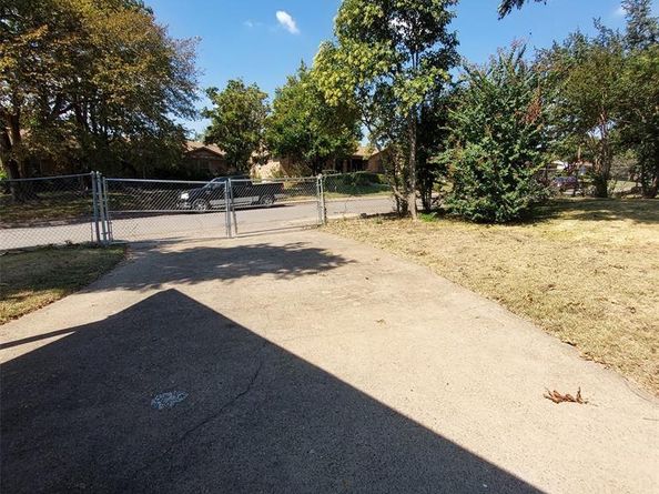 1253  Willow Glen Drive , Dallas Texas 75232