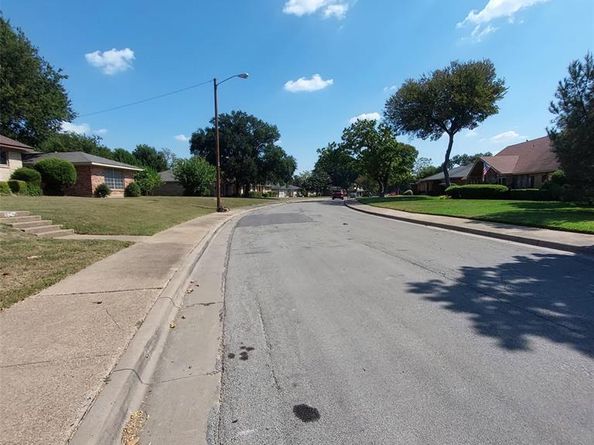 1253  Willow Glen Drive , Dallas Texas 75232