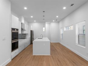 2513  Crossman Avenue , Dallas Texas 75212