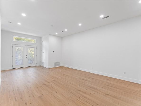 2513  Crossman Avenue , Dallas Texas 75212