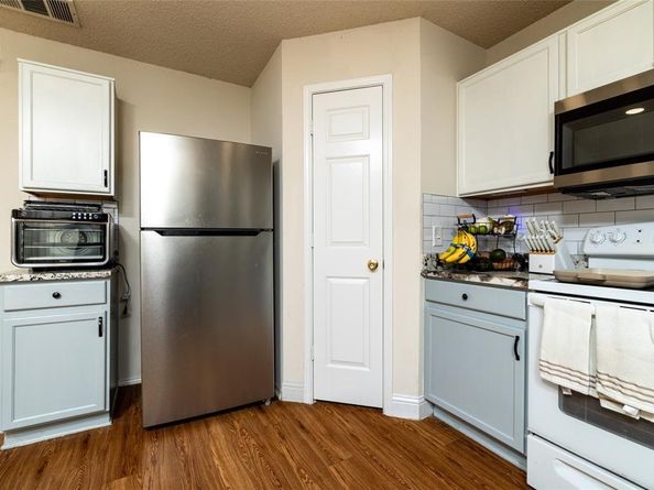 2440  Tan Oak Drive , Dallas Texas 75212