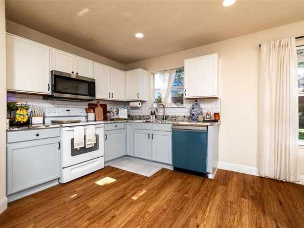 2440  Tan Oak Drive , Dallas Texas 75212